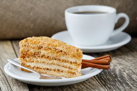 Stück Kuchen und Tasse Kaffee