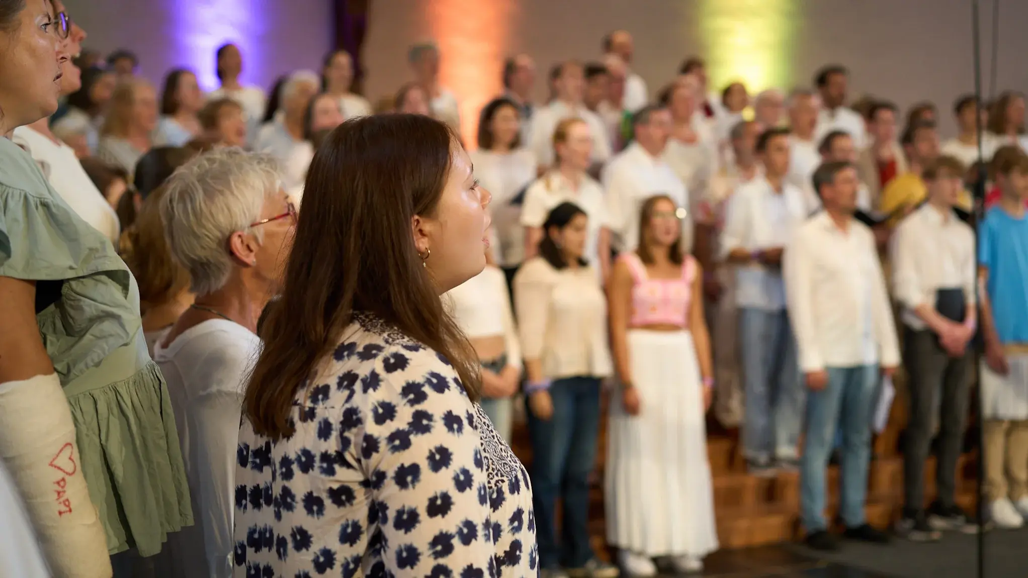 Menschen unterschiedlichen Alters singen im Chor