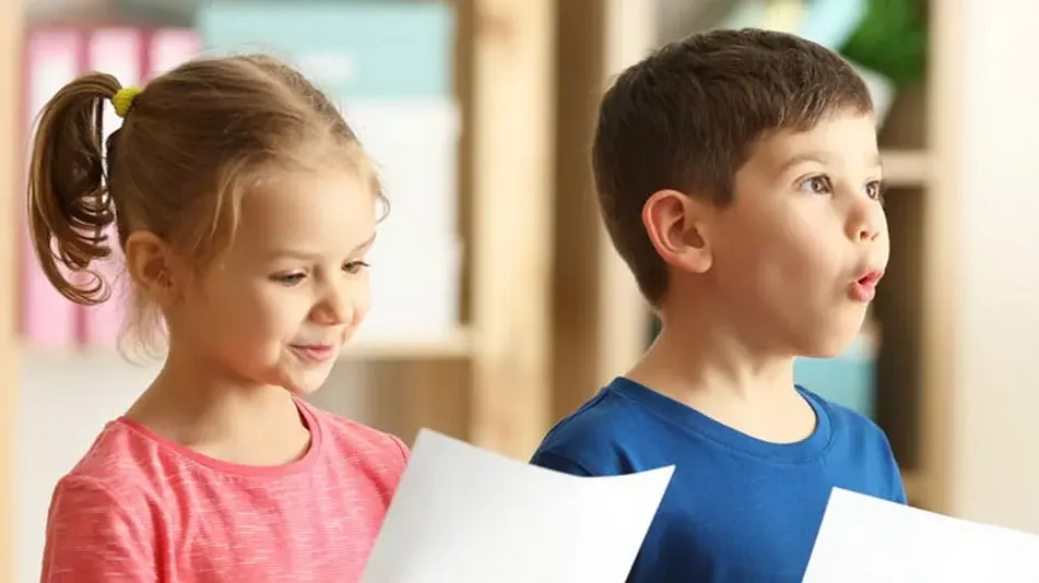 Kinder singen im Musikunterricht