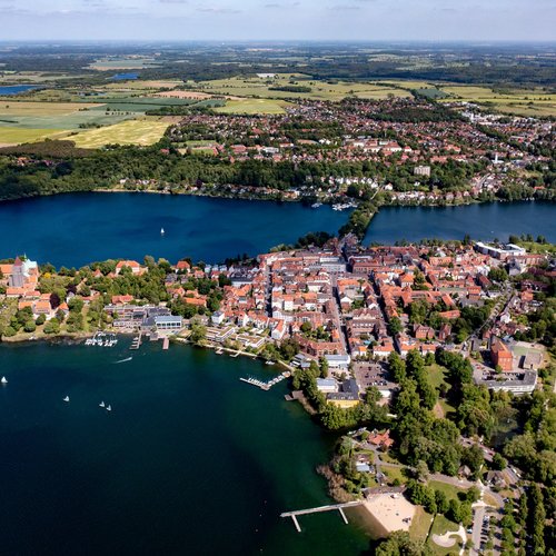 Luftaufnahme der Stadt Ratzeburg auf einer Halbinsel im Ratzeburger See